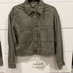 Olive Green Women's lightweight Jacket. Never worn, tags removed. Size medium